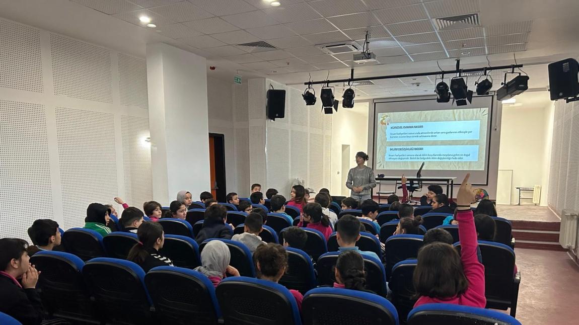 Kahramanmaraş Büyükşehir Belediyesi tarafından Çevre ve İklim Değişikliği ile ilgili öğrencilerimize seminer verilmiştir.